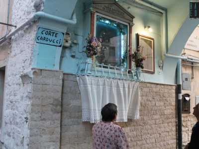 ...passando per la �Madonna Odegitria� in corte Carducci...